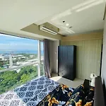 Deluxe Room Breeze Residences
